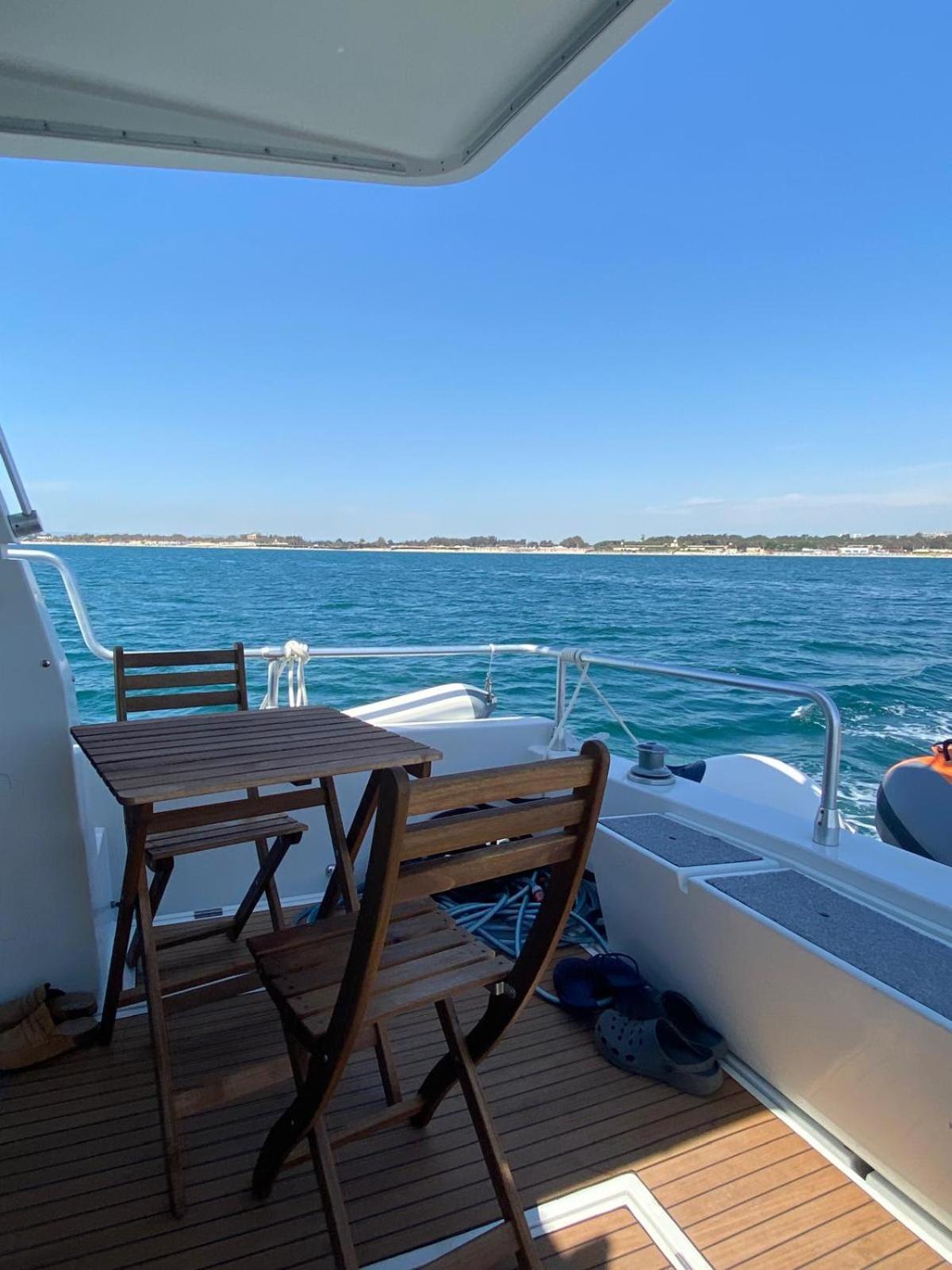 She's Mine Yacht Botel *